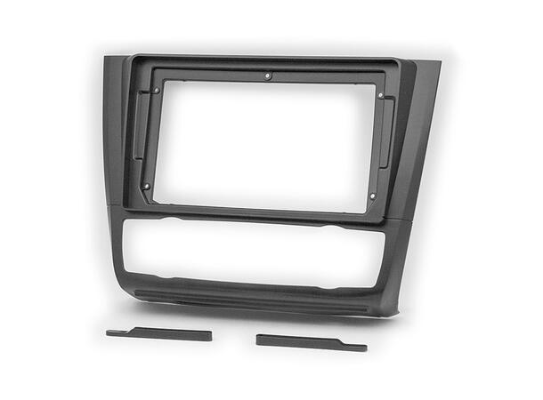 Monteringsramme for 9" spiller BMW 1 (2007-2011) u/iDrive, m/auto AC 